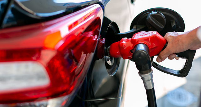 ガソリン税とは？ガソリン価格が高騰する理由や激変緩和補助金、トリガー条項についても解説