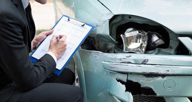 自動車事故の保険金を決めるカギ、「保険調査員」とはどんな人か